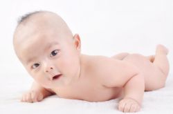 寶寶兩個月應(yīng)抬頭多少度 說說寶寶抬頭這件事