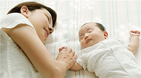 坐月子可以洗頭發(fā)嗎 坐月子洗頭七大注意事項(xiàng)