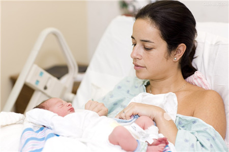 坐月子可以洗頭發(fā)嗎 坐月子洗頭七大注意事項(xiàng)