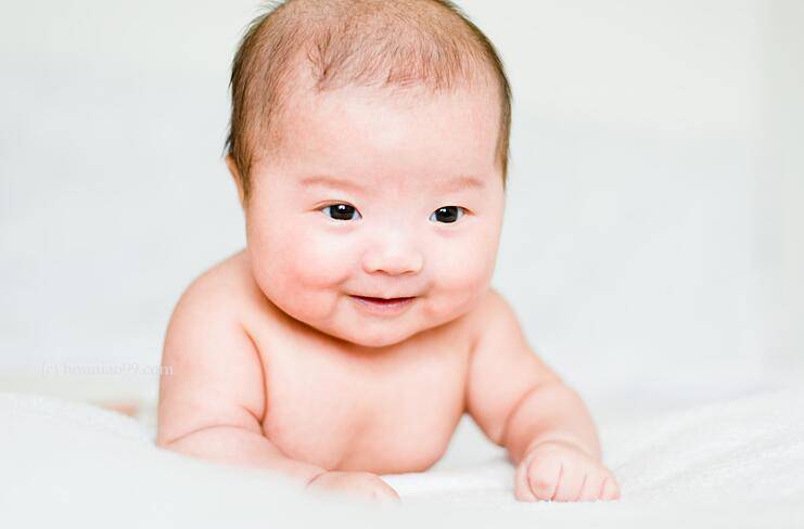 寶寶兩個月應抬頭多少度 說說寶寶抬頭這件事