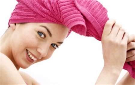 坐月子可以洗頭發(fā)嗎 坐月子洗頭七大注意事項(xiàng)