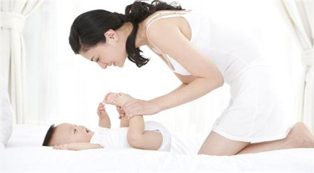 坐月子可以洗頭發(fā)嗎 坐月子洗頭七大注意事項(xiàng)