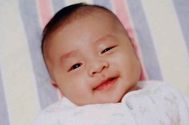 寶寶兩個月應抬頭多少度 說說寶寶抬頭這件事