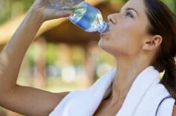 喝水的最佳時間，起床后喝水排毒!