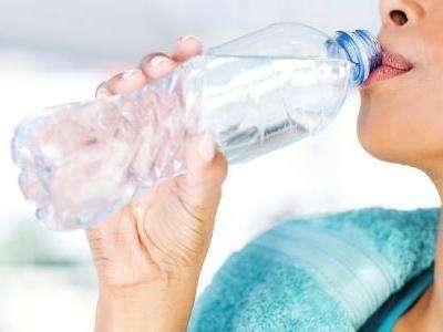 喝水的最佳時間，起床后喝水排毒!