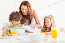 三歲寶寶飲食習慣應(yīng)該如何正確培養(yǎng)