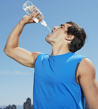 巧妙喝水法 快速撫平小肚腩