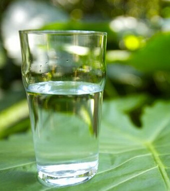 巧妙喝水法 快速撫平小肚腩