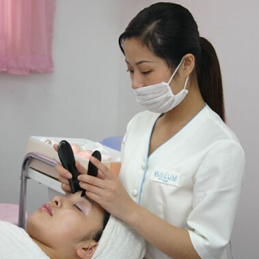 如何瘦臉 日本風(fēng)靡的刮痧瘦臉法效果顯著