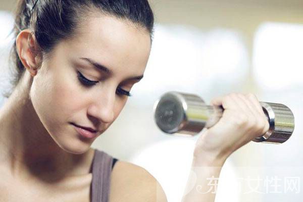 夏天如何擺脫拜拜袖  只需三招在家也能瘦