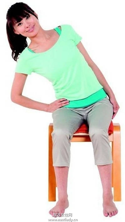 只用一條大毛巾打造性感小蠻腰