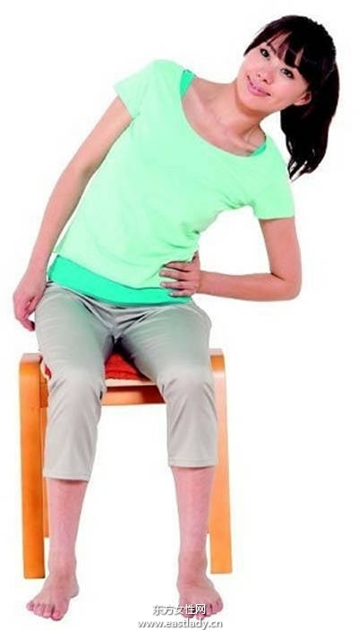 只用一條大毛巾打造性感小蠻腰