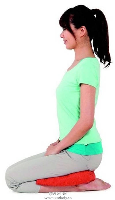 只用一條大毛巾打造性感小蠻腰