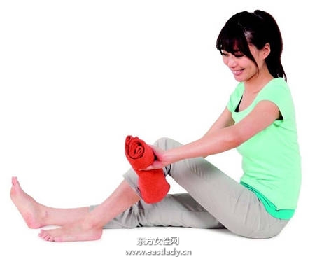 一條大毛巾輕松消除小腿水腫