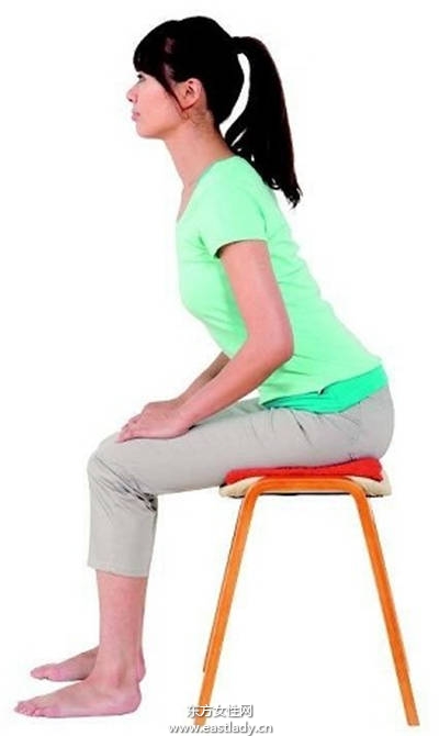 只用一條大毛巾打造性感小蠻腰