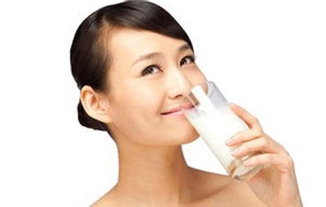 睡前喝牛奶會胖嗎？睡前喝牛奶好處多