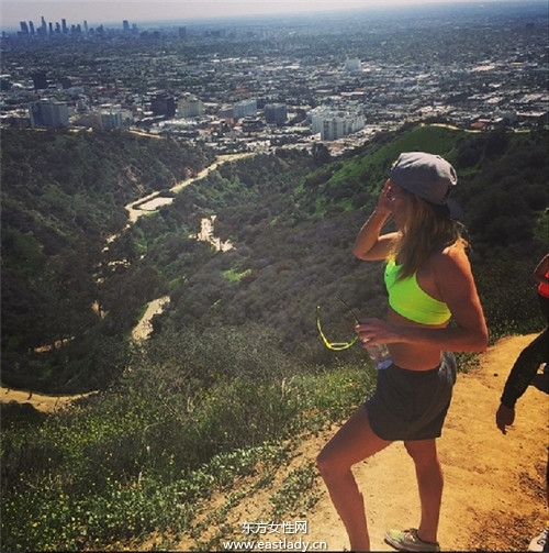 原來小天后的腹肌是這樣來的 艾麗高登的塑身秘訣