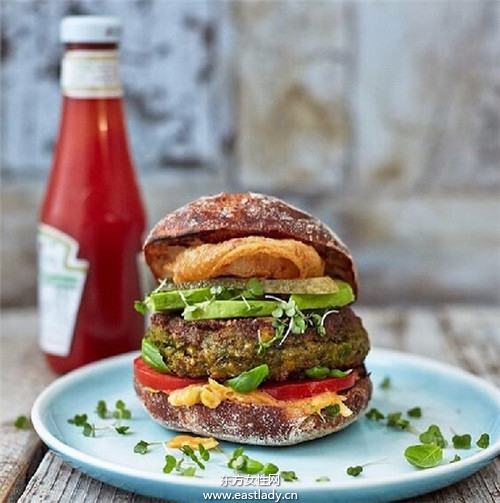 原來小天后的腹肌是這樣來的 艾麗高登的塑身秘訣