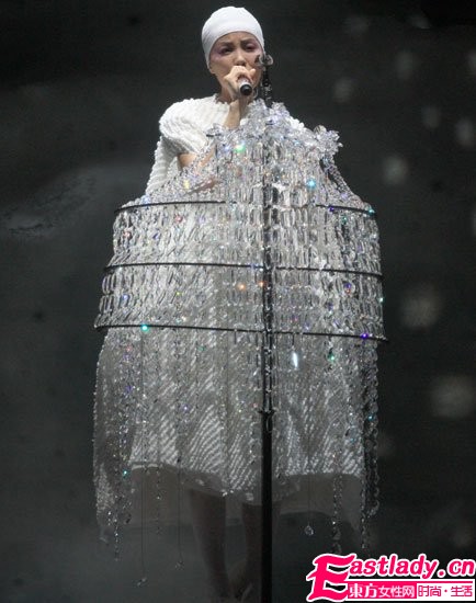 天后王菲開個唱 萬顆璀璨施華洛世奇元素打造絕美華服