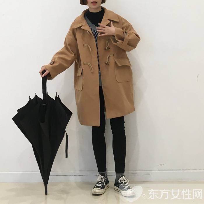 英倫學院風牛角扣大衣搭配 時髦又吸睛