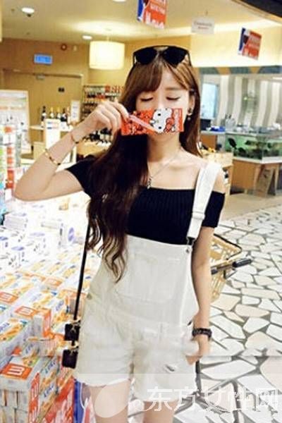 白色短褲搭配什么上衣好看 最清爽白色短褲搭配大收集