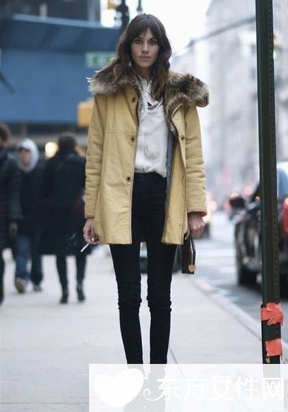 歐美潮女冬季穿搭街拍秀 大衣+緊身褲營造霸氣女人味