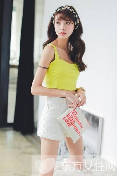 白色短褲搭配什么上衣好看 最清爽白色短褲搭配大收集