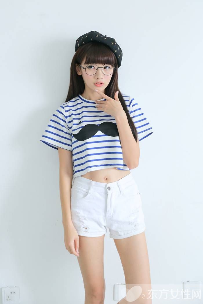 短款t恤衫這么搭 讓你潮遍街頭