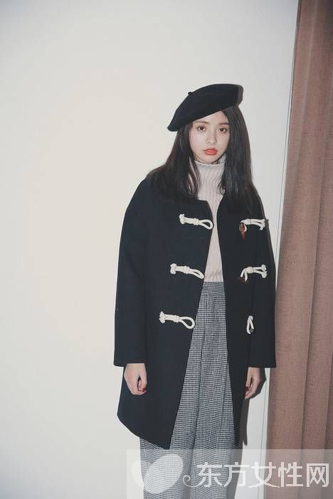 英倫學院風牛角扣大衣搭配 時髦又吸睛