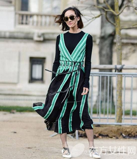 吊帶裙搭配什么上衣 這么穿別有一番風(fēng)味哦