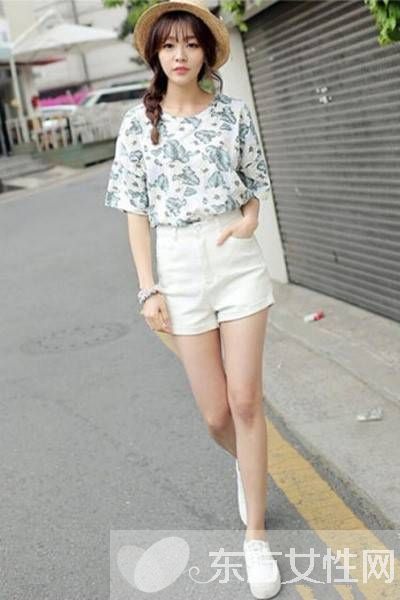 白色短褲搭配什么上衣好看 最清爽白色短褲搭配大收集