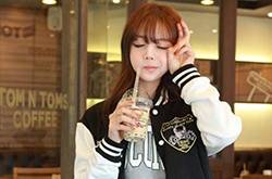 棒球服這么搭配 保暖御寒又潮流