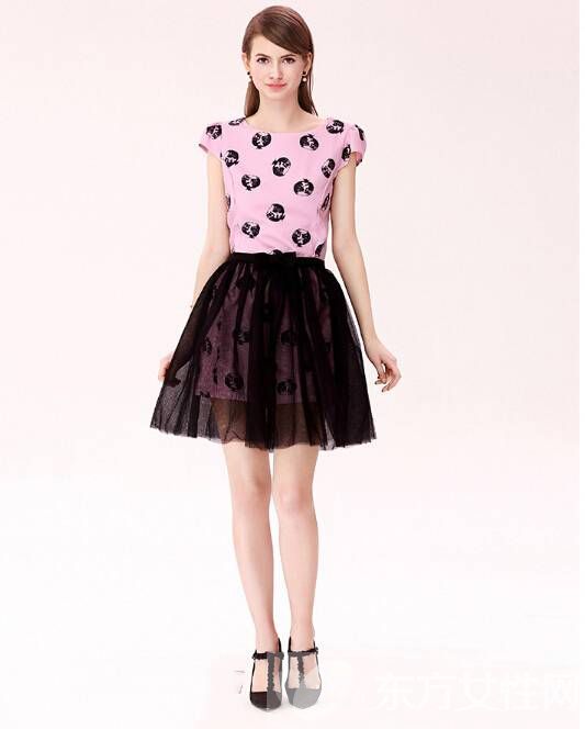 夏日超甜美搭 印花石榴裙穿出無(wú)齡感