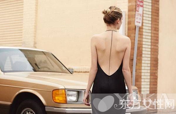 吊帶裙搭配什么上衣 這么穿別有一番風(fēng)味哦