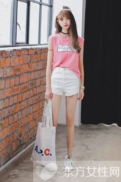 白色短褲搭配什么上衣好看 最清爽白色短褲搭配大收集