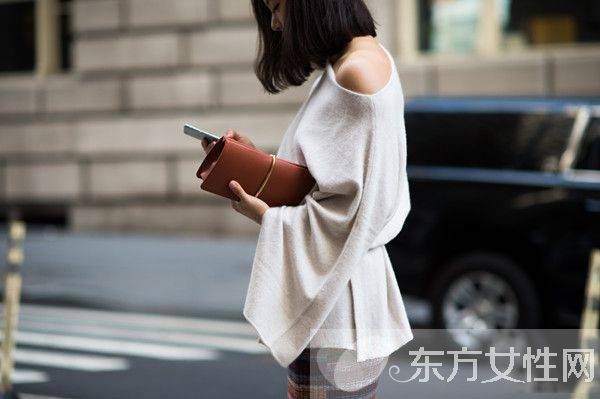 秋天怎么穿衣搭配 一字領性感剛剛好