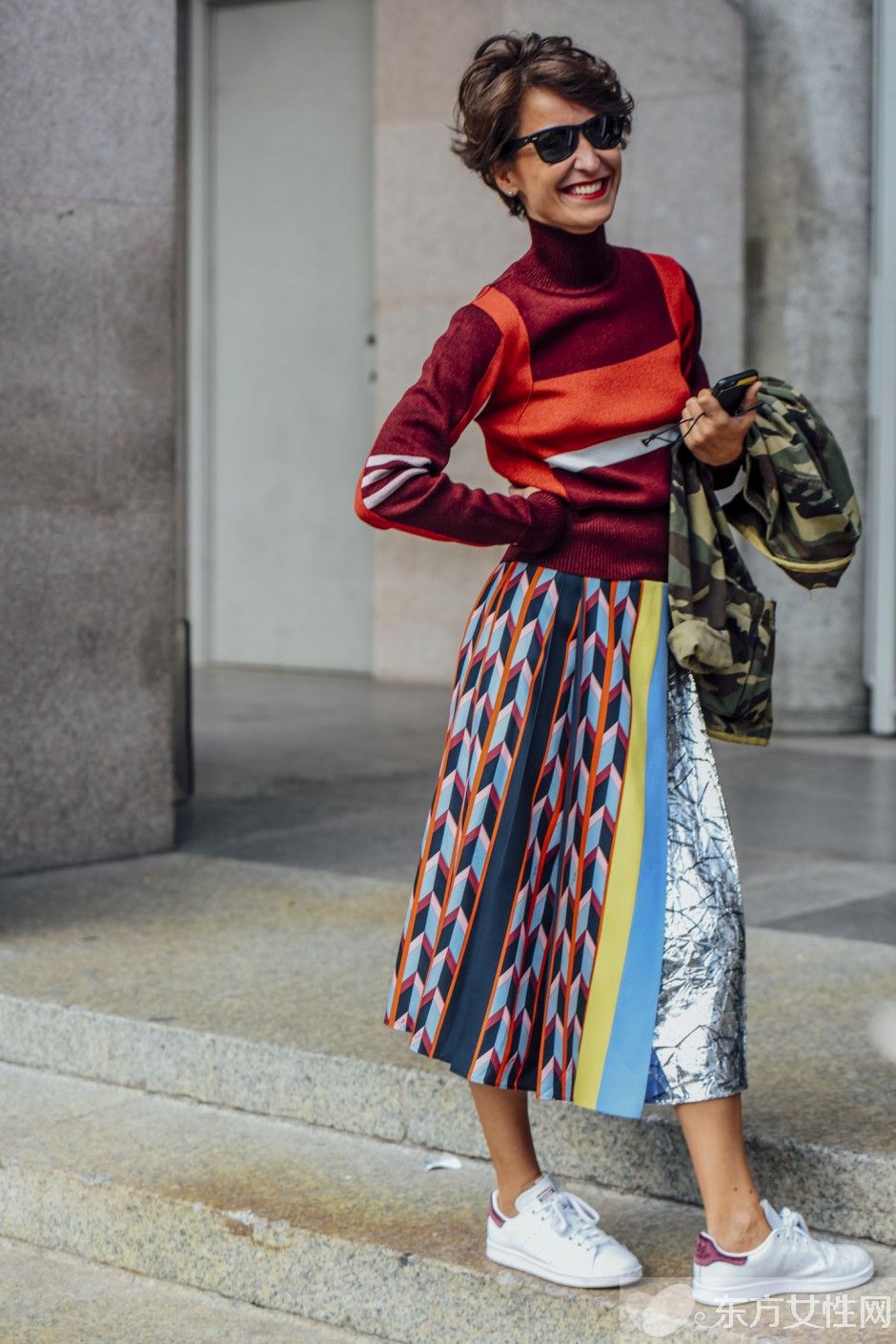 只要你的高領(lǐng)毛衣跟著這樣穿 一定變得很時髦