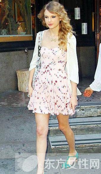 復(fù)古碎花連衣裙這么穿 不止復(fù)古還甜美