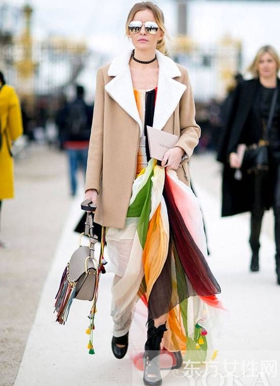 吊帶裙搭配什么上衣 這么穿別有一番風(fēng)味哦