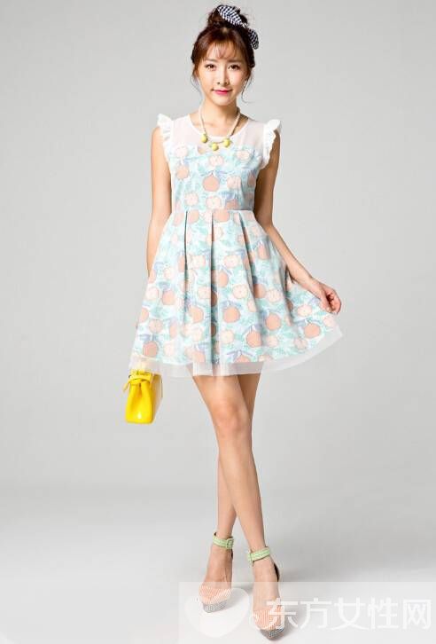 夏日超甜美搭 印花石榴裙穿出無(wú)齡感