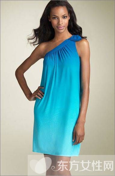 派對達(dá)人怎么能少了完美禮服 這么穿一定會成為焦點(diǎn)