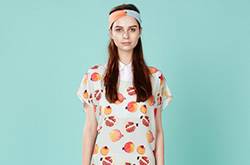 夏日超甜美搭 印花石榴裙穿出無(wú)齡感