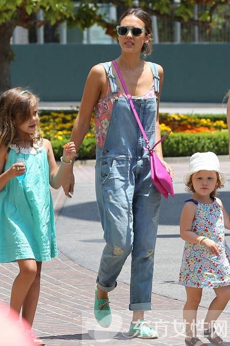 背帶褲搭配什么上衣 最好看時尚的搭配方法推薦