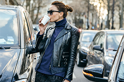 只要你的高領(lǐng)毛衣跟著這樣穿 一定變得很時(shí)髦