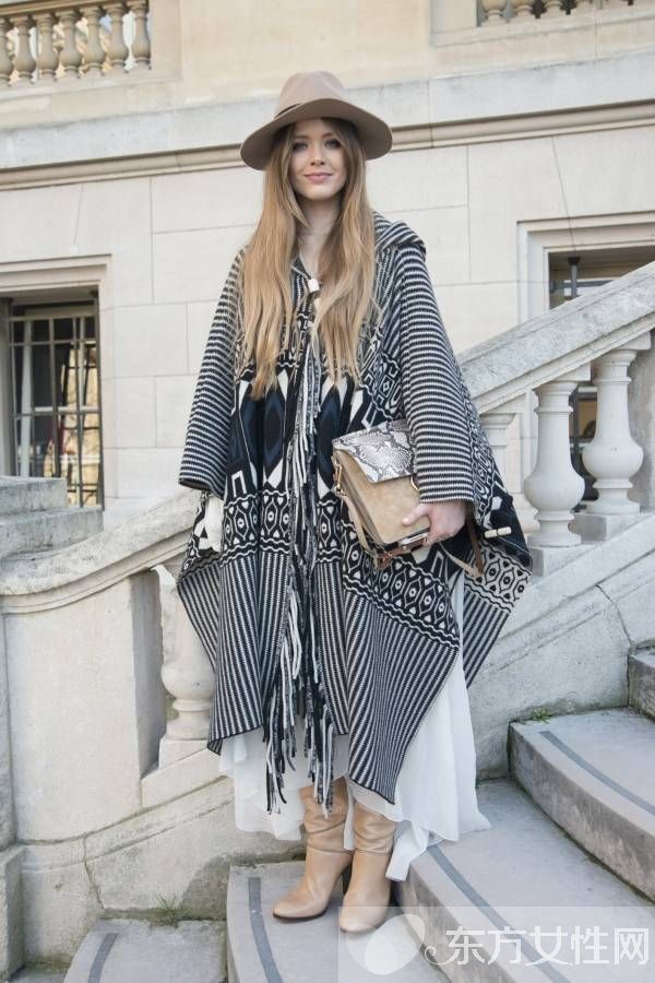 斗篷外套這么搭 讓你盡展女王范