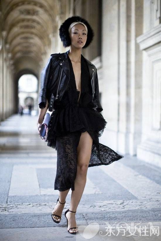 吊帶裙搭配什么上衣 這么穿別有一番風(fēng)味哦