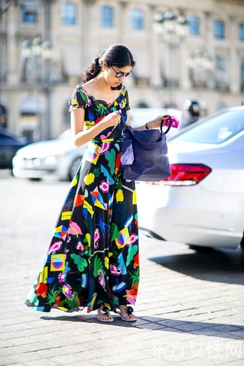 印花長裙這么搭配鞋子 想不美都難