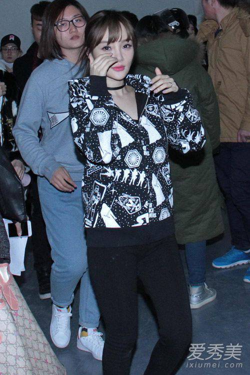 女星機(jī)場(chǎng)時(shí)尚街拍 劉詩(shī)詩(shī)粉紅大衣亮相