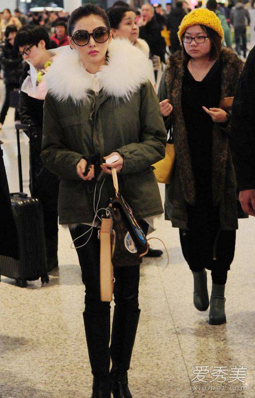女星機(jī)場(chǎng)時(shí)尚街拍 劉詩(shī)詩(shī)粉紅大衣亮相