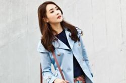 金色初秋吸睛單品 藍(lán)色風(fēng)衣就該這么搭